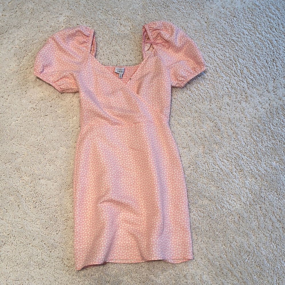 Pink and white dress with puffy shoulder sleeves